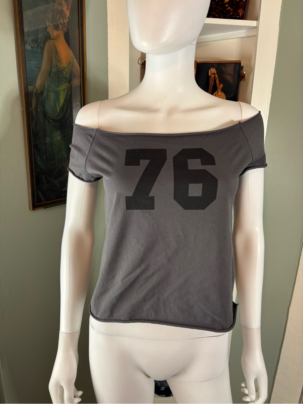 Edikted 76 Collegiate Off Shoulder Cut Off Shirt Tee Grey M/L - Picture 3 of 10
